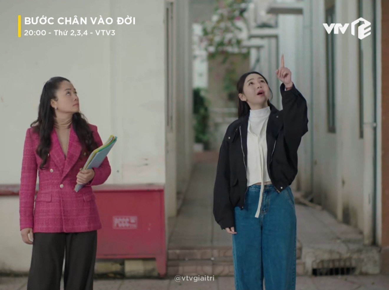 Trang phục của Quỳnh Kool bị cho là không phù hợp, thậm chí sai quy định ở môi trường sư phạm. Ảnh: Chụp màn hình.