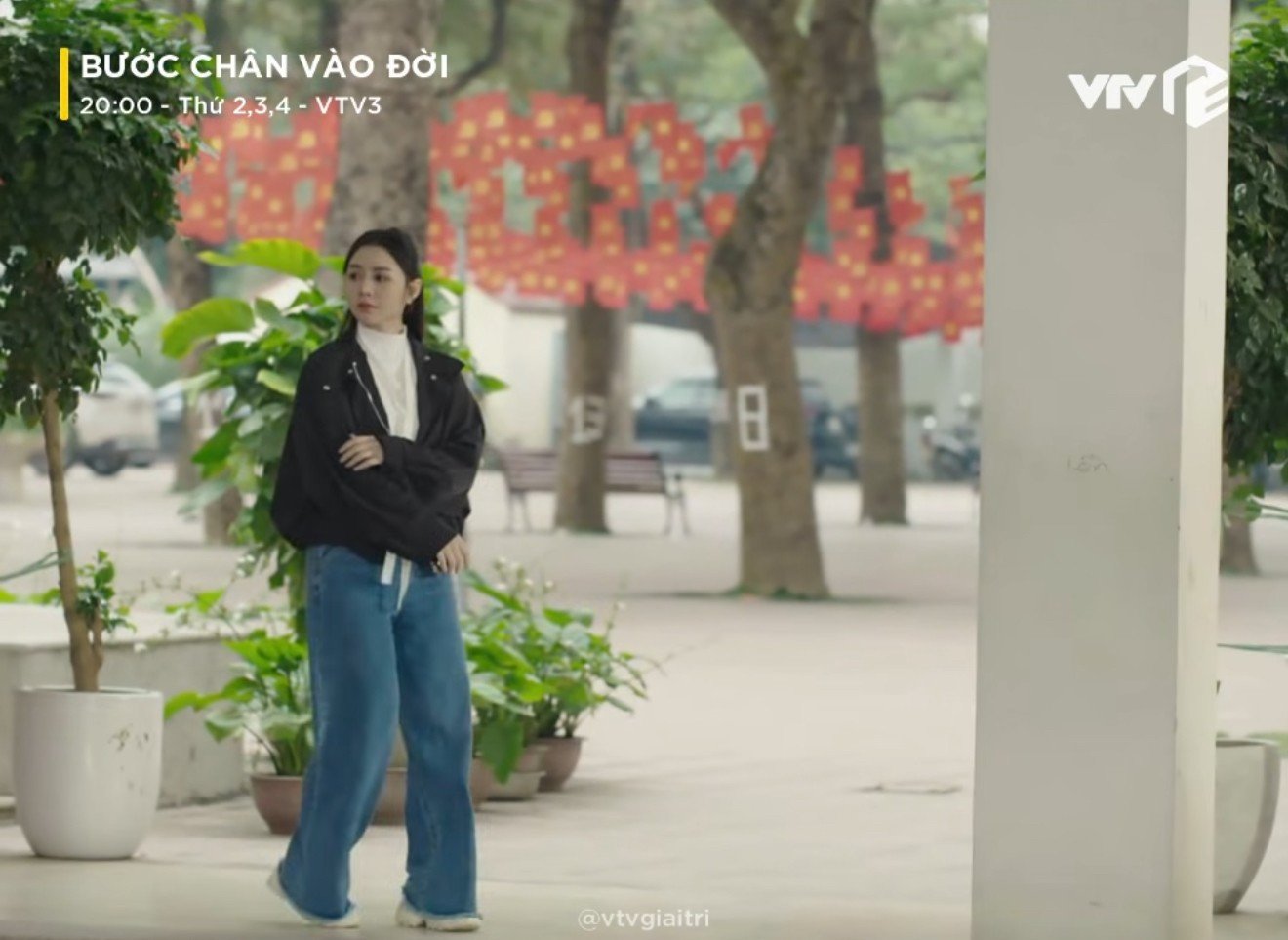 Trang phục của Quỳnh Kool bị cho là không phù hợp, thậm chí sai quy định ở môi trường sư phạm. Ảnh: Chụp màn hình.