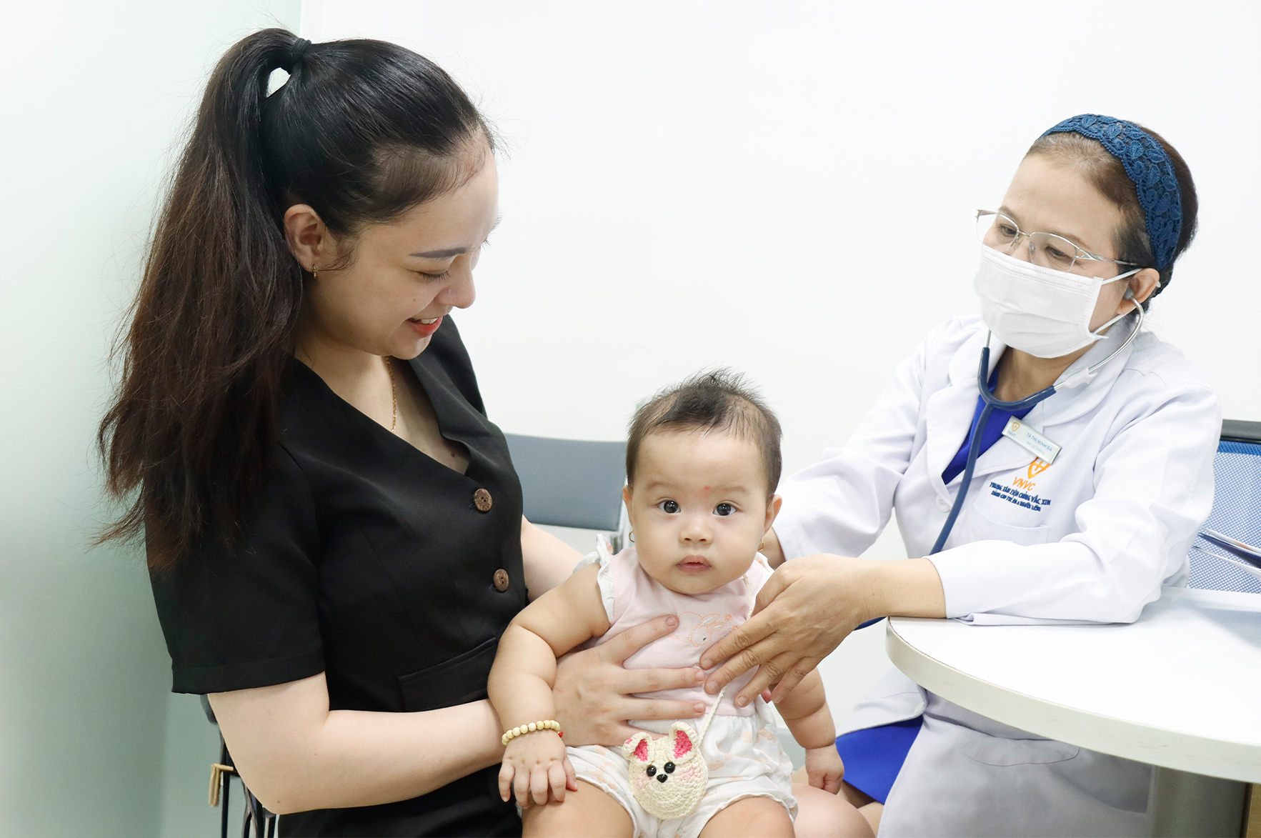 Trẻ được phụ huynh đưa đi tiêm vắc xin tại Hệ thống Tiêm chủng VNVC. Ảnh: Khánh Hòa