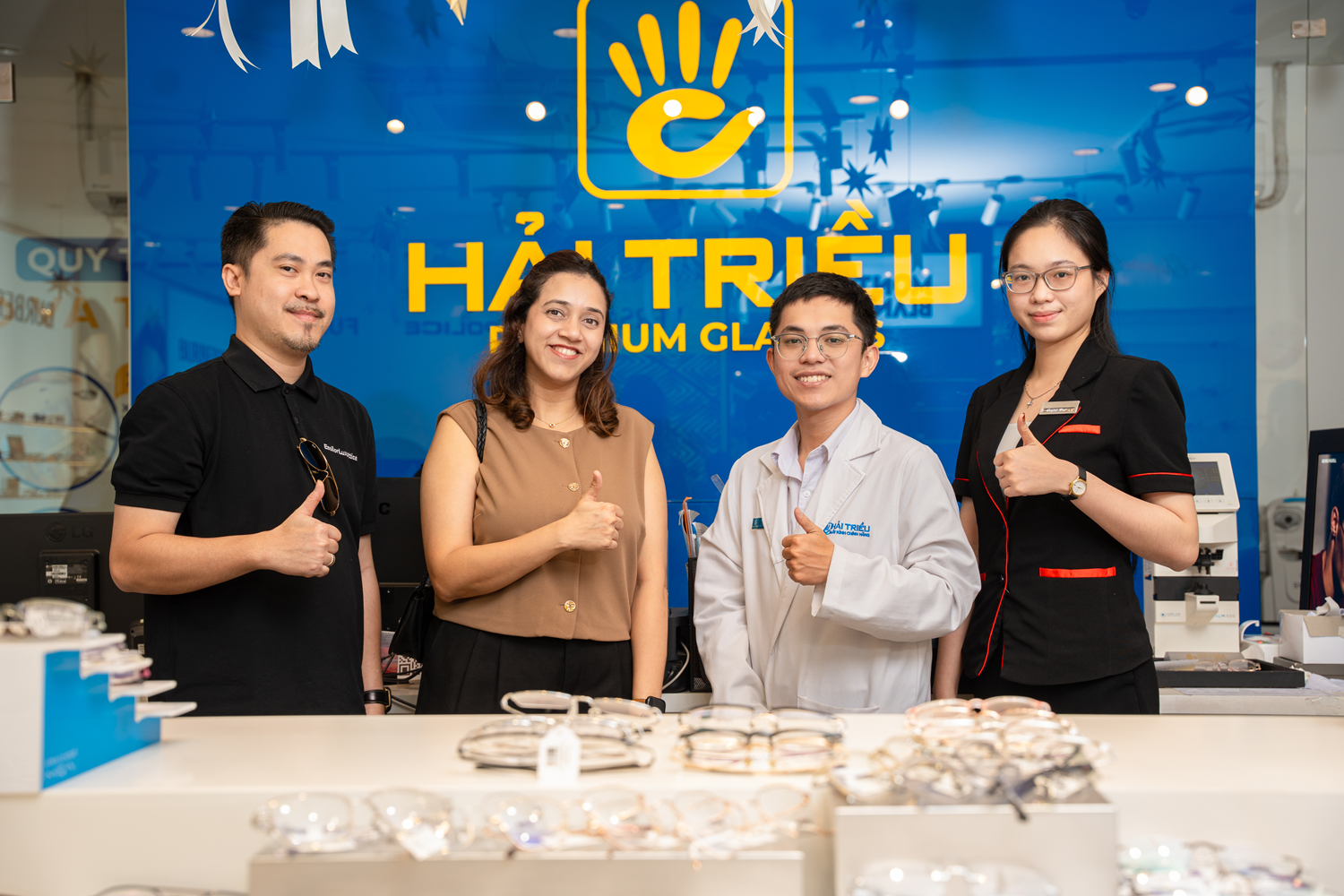 Chuyến ghé thăm của đại diện tập đoàn EssilorLuxottica tại showroom Kính Hải Triều