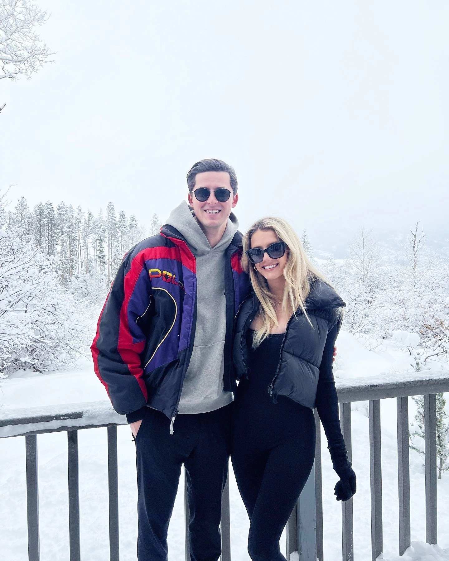 Trang phục mùa đông của cả hai thiên về trung tính, kiểu dáng đơn giản. Hiện Lindsay Brewer là một trong những tay đua nữ có sức ảnh hưởng với hơn 2,8 triệu lượt theo dõi trên Instagram.