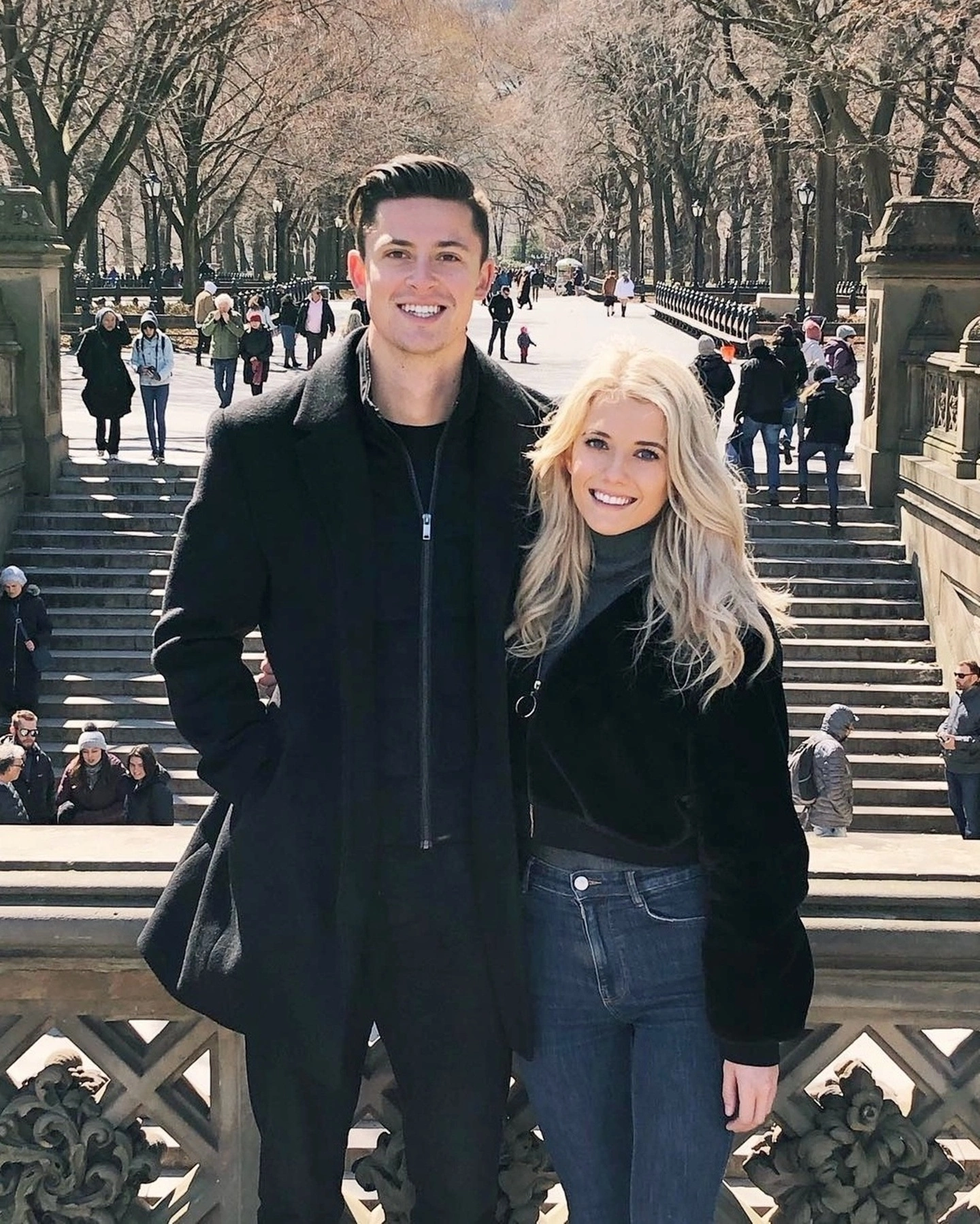 Trang phục mùa đông của cả hai thiên về trung tính, kiểu dáng đơn giản. Hiện Lindsay Brewer là một trong những tay đua nữ có sức ảnh hưởng với hơn 2,8 triệu lượt theo dõi trên Instagram.