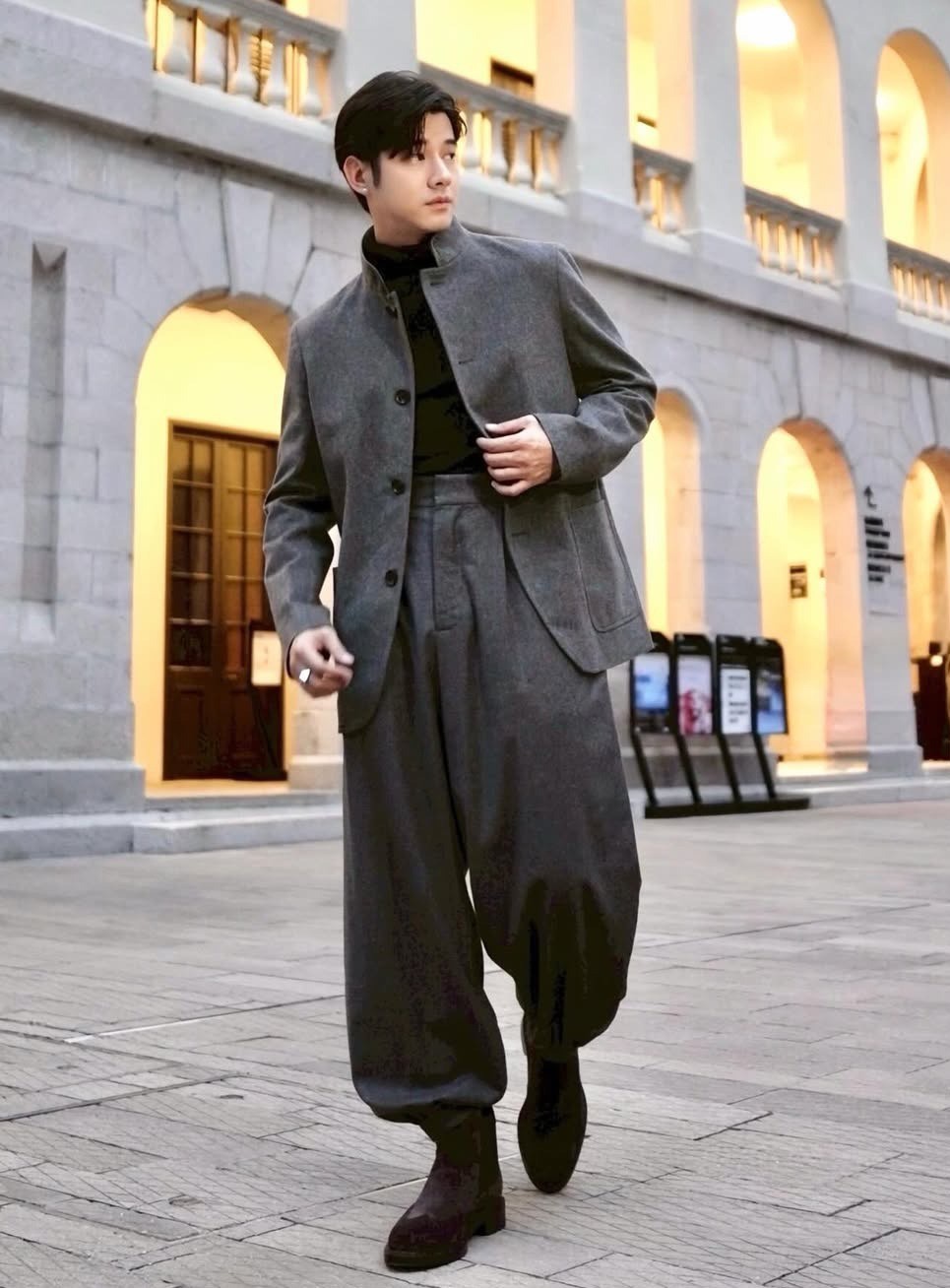 Mario Maurer biến hóa phong cách với trang phục tối màu trên đường phố châu Âu và khi ra sân bay đi quay chương trình. Nhờ hình thể cao ráo, anh được nhiều nhà mốt mời làm đại diện thương hiệu.