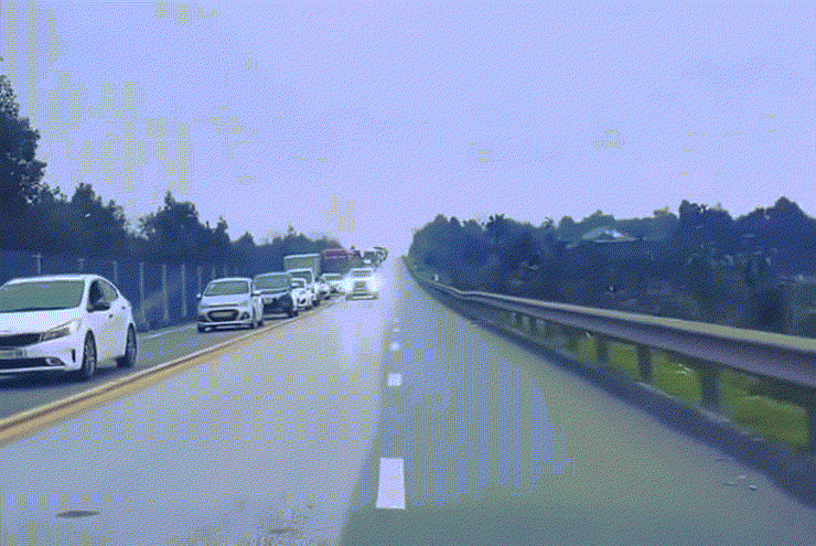 Nữ tài xế nháy đèn loạn, đi ngược chiều vượt hàng dài xe trên cao tốc khai gì với Công an? - 1