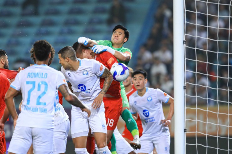 Nổi giận sau thất bại của TX Nam Định, Xu&acirc;n Son c&oacute; phản ứng g&acirc;y tranh c&atilde;i khi li&ecirc;n tiếp tịt ng&ograve;i