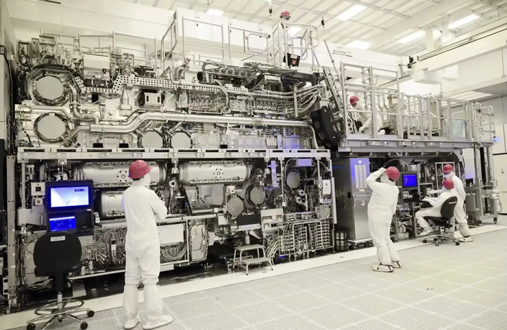 Cỗ máy quang khắc phức tạp bậc nhất thế giới của ASML.