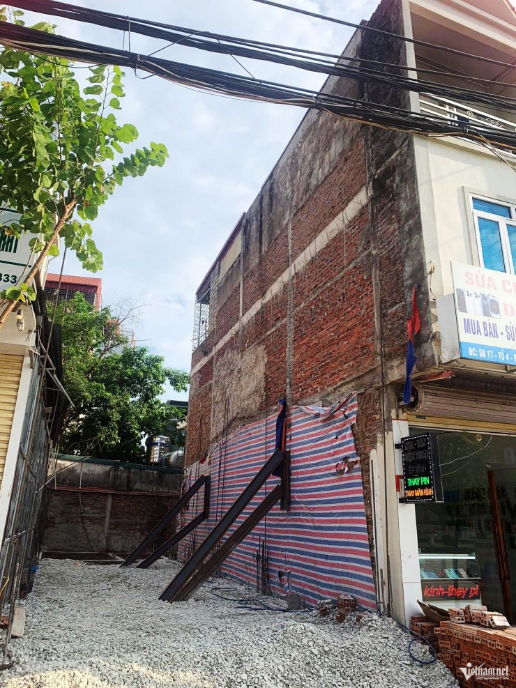 Sau khi nhà ông Dương có dấu hiệu bị nghiêng, chủ công trình liền kề đã áp dụng biện pháp chống đỡ tạm thời. Ảnh: Duy Linh