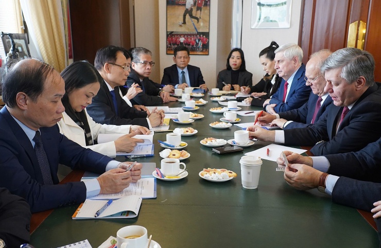 Đặc phái viên của Tổng Bí thư Tô Lâm, Ủy viên Bộ Chính trị, Bộ trưởng Ngoại giao Lê Hoài Trung, gặp Chủ tịch Đảng Cộng sản Liên bang Nga G. Zyuganov. Ảnh: VOV