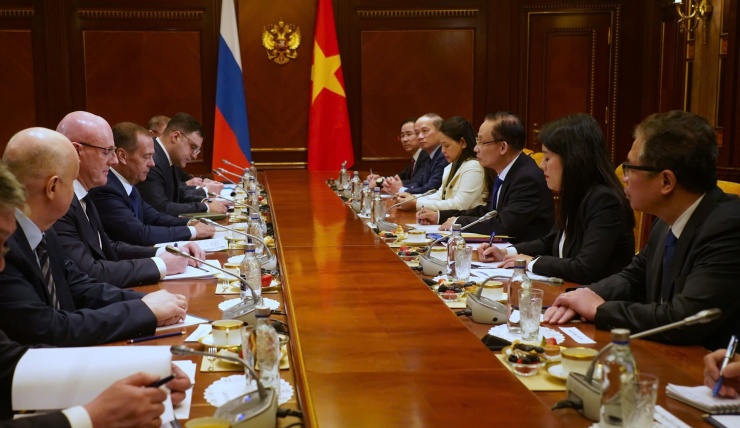 Đặc phái viên của Tổng Bí thư Tô Lâm, Ủy viên Bộ Chính trị, Bộ trưởng Ngoại giao Lê Hoài Trung, gặp Chủ tịch Đảng nước Nga thống nhất D. Medvedev. Ảnh: VOV