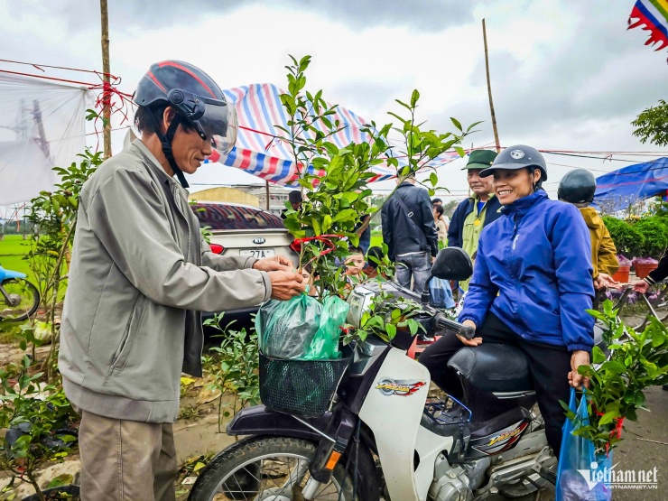 Trắng đêm bán ‘lộc xanh’ ở chợ Viềng Ninh Bình, nông dân thu chục triệu đồng - 5