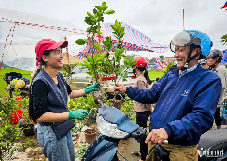 Trắng đêm bán ‘lộc xanh’ ở chợ Viềng Ninh Bình, nông dân thu chục triệu đồng - 4