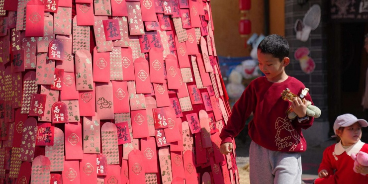 Một "cây lì xì" tại Bắc Kinh, Trung Quốc. Sixth Tone.