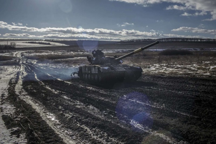 Một chiếc xe tăng di chuyển trên con đường lầy lội gần thành phố Bakhmut trong bối cảnh chiến tranh Nga-Ukraine ở Donbas, Ukraine vào ngày 20 tháng 2 năm 2023. Ảnh Getty Images