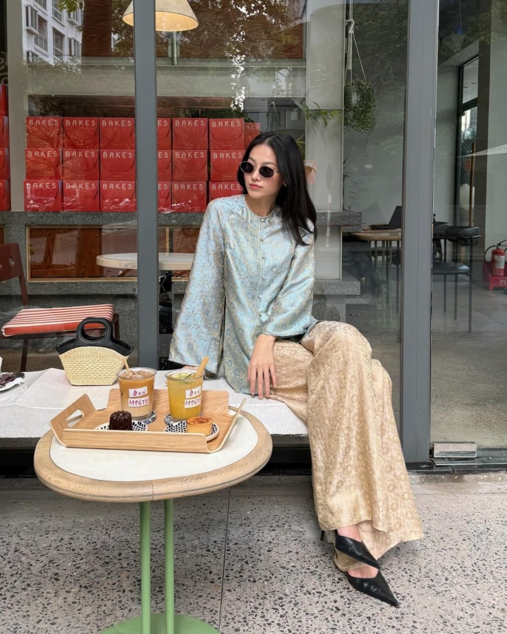Hòa theo xu hướng còn có Hoa hậu Phương Khánh. Để tạo khác biệt, cô phối áo xanh cùng quần lụa vàng thay vì diện cả bộ đồng màu.