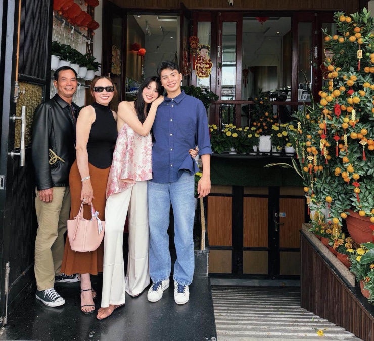 Sau một năm bận rộn với lịch trình dày đặc, Trần Tiểu Vy trở về nhà để đón Tết cùng bố mẹ và em trai, tận hưởng trọn vẹn không khí đoàn viên.