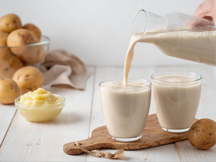 Việc đắp mặt nạ kết hợp giữa khoai tây và sữa tươi là một giải pháp giúp phục hồi da tự nhiên mà hiệu quả.