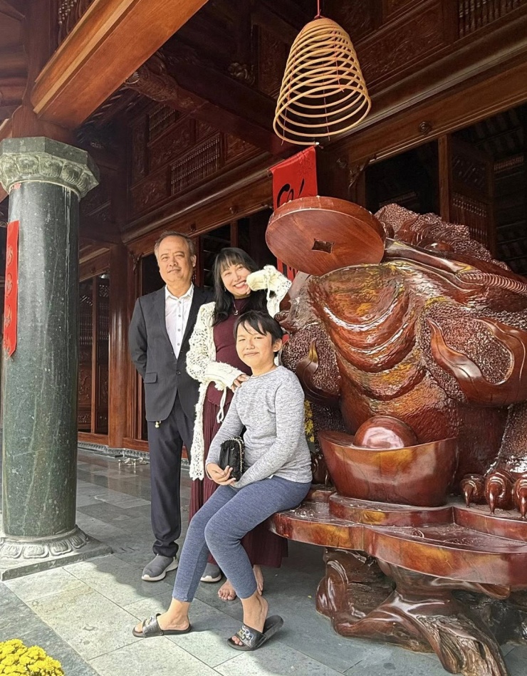 Ảnh sao 25/2: Phi Thanh Vân cùng bạn trai U60 và quý tử đi lễ chùa - 1