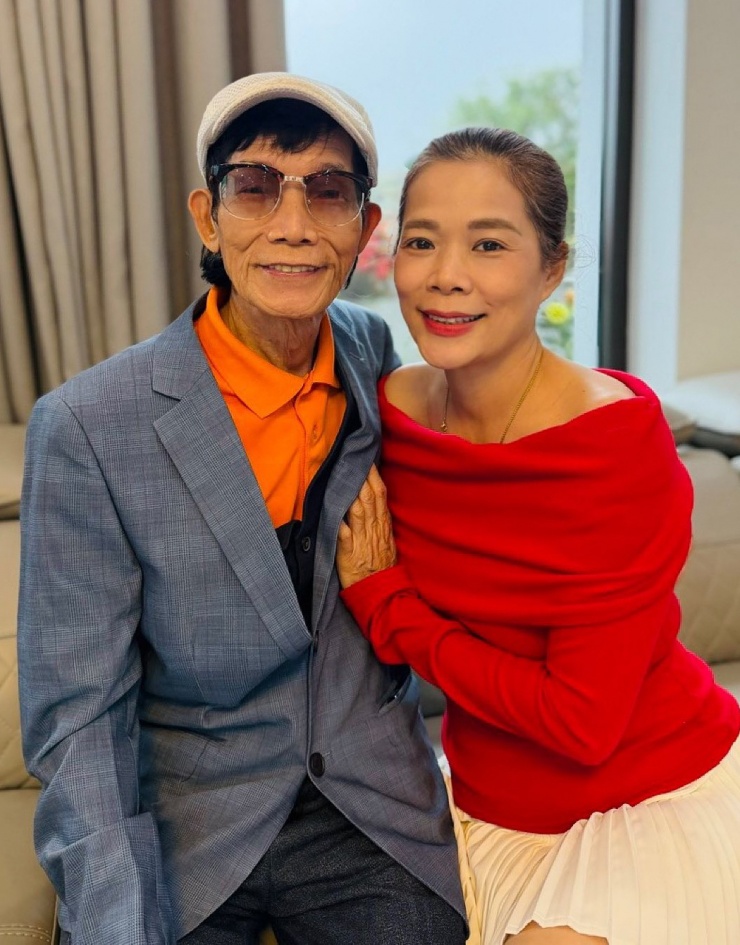 Ảnh sao 25/2: Phi Thanh Vân cùng bạn trai U60 và quý tử đi lễ chùa - 2