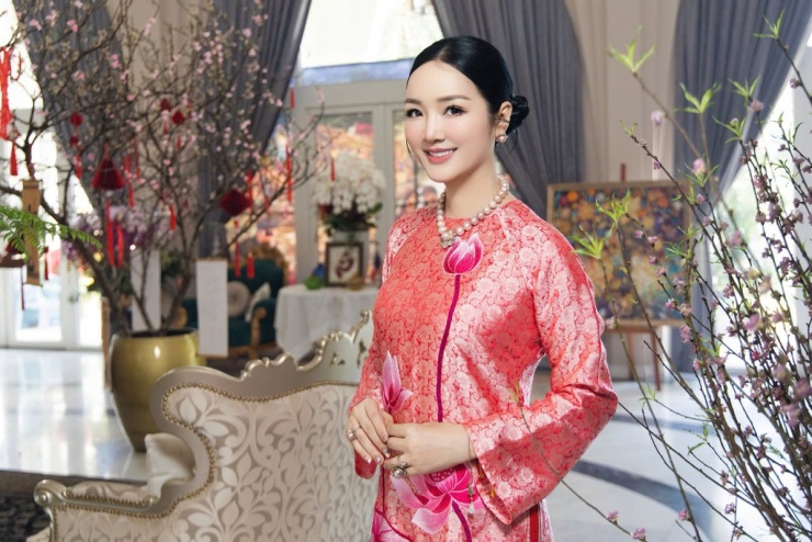 Ảnh sao 25/2: Phi Thanh Vân cùng bạn trai U60 và quý tử đi lễ chùa - 5