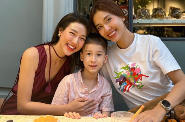 Ảnh sao 25/2: Phi Thanh Vân cùng bạn trai U60 và quý tử đi lễ chùa - 8