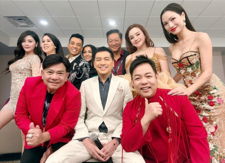 Ảnh sao 25/2: Phi Thanh Vân cùng bạn trai U60 và quý tử đi lễ chùa - 7