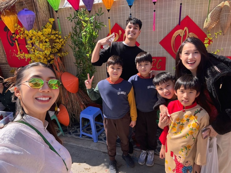 Ảnh sao 25/2: Phi Thanh Vân cùng bạn trai U60 và quý tử đi lễ chùa - 9