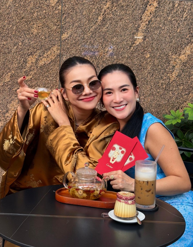 Ảnh sao 25/2: Phi Thanh Vân cùng bạn trai U60 và quý tử đi lễ chùa - 11