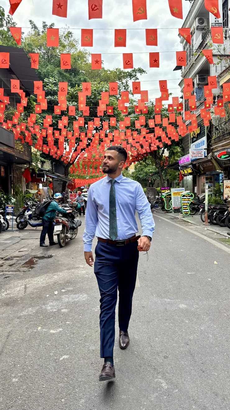 Saleem chia sẻ, lần đầu tiên trải nghiệm Tết Việt Nam, anh cảm thấy bất ngờ và kỳ lạ vì không hiểu tiếng Việt. (Ảnh: FBNV)