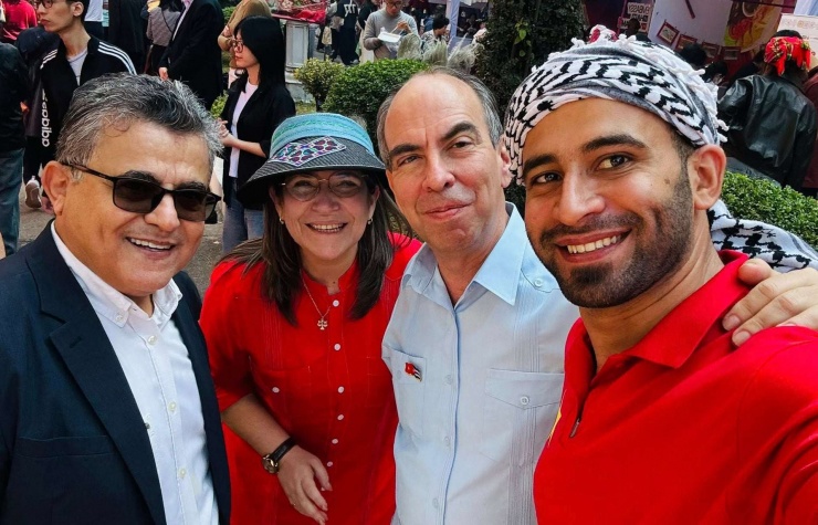 Vị du khách quốc tế Saleem chụp ảnh cùng vợ chồng Đại sứ Cuba&nbsp;(ở giữa) trong dịp A80. (Ảnh: FBNV)