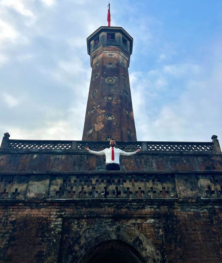 Saleem Hammad chụp ảnh tại Cột cờ Hà Nội. (Ảnh: FBNV)