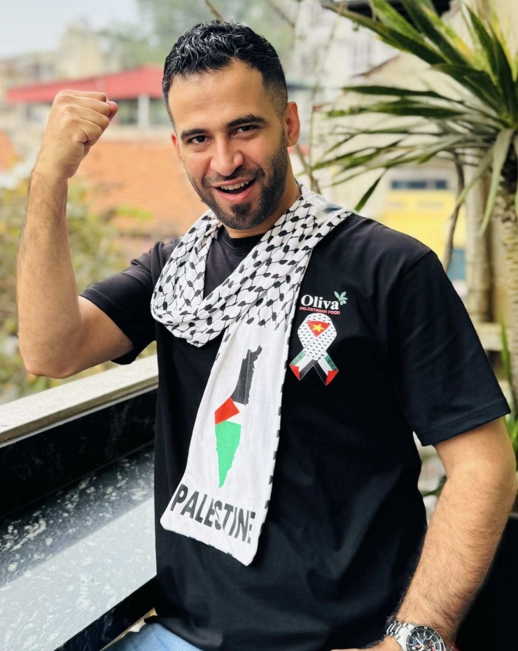 Với vị du khách quốc tế này, Tết là sợi dây gắn kết gia đình bền chặt nhất. (Ảnh: FBNV)