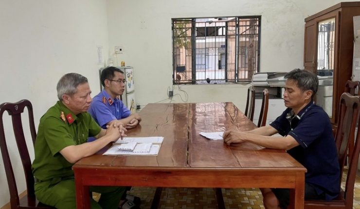 Thượng tá Nguyễn Đức Thành, Trưởng Công an phường và Kiểm sát viên đấu tranh với đối tượng Lê Văn Thương.