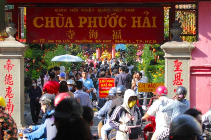 Từ sáng sớm 25/2 tức mùng 9 Tết Bính Ngọ, đông đảo người dân và du khách đổ về chùa Phước Hải hay còn gọi là chùa Ngọc Hoàng trên đường Mai Thị Lựu, TP.HCM để cúng chư thiên, vía Ngọc Hoàng.