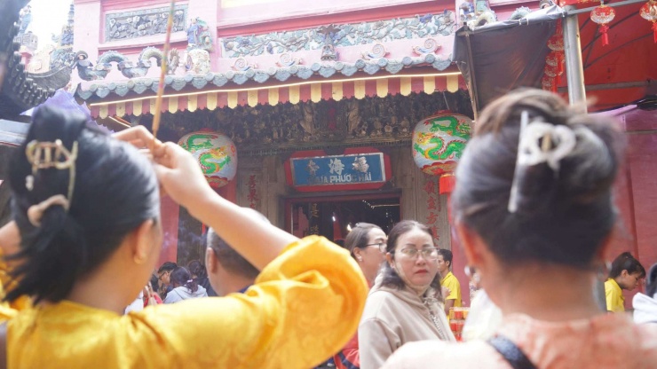 Nổi tiếng là ngôi chùa cầu con ở Sài Gòn, rất nhiều người dân đến chùa để dâng hương tại điện thờ Kim Hoa Thánh Mẫu, cùng Thập Nhị Nương Tử và 13 đức thầy. Đây là nơi linh thiêng cho các cặp vợ chồng hiếm muộn. Rất nhiều người mang thai cũng tới đây để xin được “mẹ tròn con vuông”. Không ít cặp vợ chồng sau khi trở về và có tin vui đã trở lại chùa để làm lễ tạ ơn.