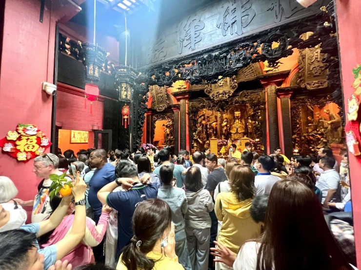 Bên trong chính điện, người dân không trực tiếp thắp nhang mà chắp tay thành kính trước ban thờ, khấn nguyện trong yên lặng, gửi gắm ước mong về một năm mới bình an, thuận lợi. Quy định này nhằm đảm bảo an toàn phòng cháy chữa cháy và giữ gìn không gian trang nghiêm của chùa.