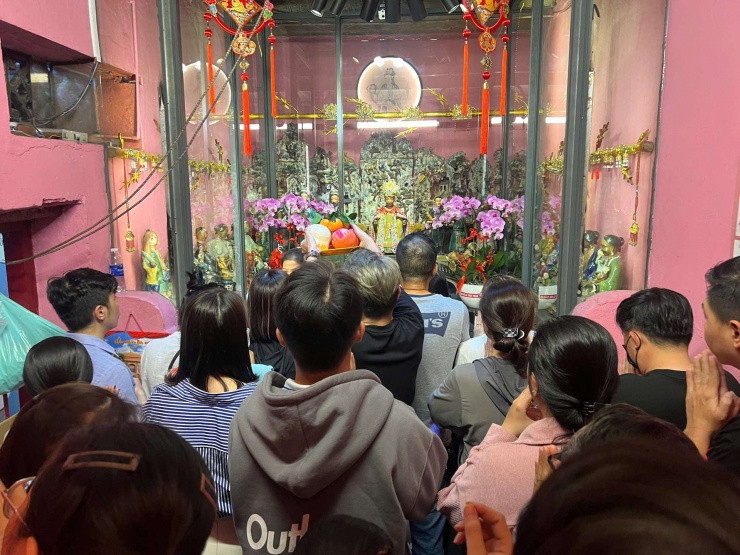 Ngọc Hoàng Đại đế là vị thần tối cao trong Đạo giáo chuyên cai quản về tài lộc, công danh và cũng là vị thần được thờ ở chính điện của ngôi chùa. Mọi người đến điện chính dâng hương trước tượng của Ngài là để cầu chuyện tài lộc, công danh. Ngoài ra, mọi người cũng có thể ghé miếu Thần Tài và dâng mâm lễ trái cây, hoa quả để cầu tài lộc.