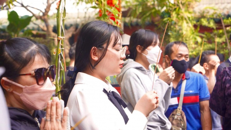 Những ai muốn đi Phước Hải Tự để xin nhân duyên tốt đẹp thì nhất định phải dâng hương tại điện thờ ông Tơ, bà Nguyệt. Đây là nơi các bạn trẻ đến để xin tìm được ý trung nhân, “lúc đi lẻ bóng, lúc về có đôi”. Nhiều người truyền tai nhau rằng chỉ cần khấn tên mình và “nửa kia”, sau đó sờ vào hai bức tượng là có thể được kết duyên.