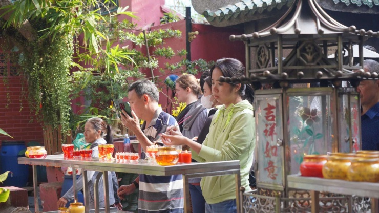 &nbsp;Rót dầu là nghi lễ quan trong nhất khi vía Ngọc Hoàng. Những chai dầu ăn được rót vào đèn thờ trước điện Ngọc Hoàng và luôn có người đứng để rót vào ngọn đèn cúng.