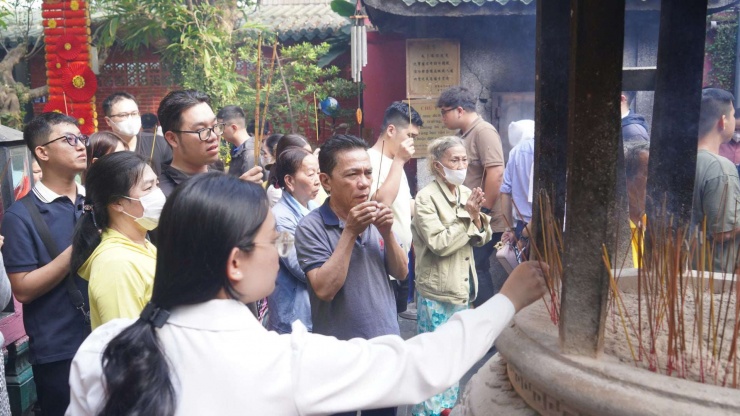 &nbsp;Ông Quốc Thanh (ở phường Bình Trưng, TP.HCM) cho biết, năm nào cũng đến chùa Ngọc Hoàng vào mùng 9 Tết để cúng, cầu cho các thành viên trong gia đình bình an, việc kinh doanh được thuận lợi.