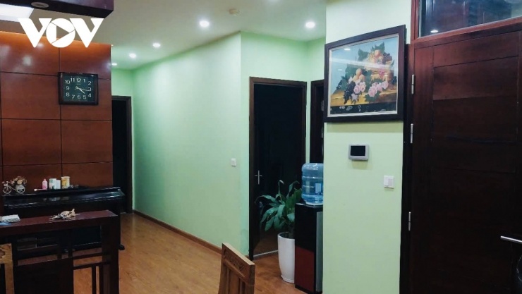 Theo anh, điều đáng lo không phải là giá nhà tăng hay giảm, mà là khả năng xoay dòng tiền mỗi tháng. “Lợi nhuận chưa thấy đâu, nhưng áp lực trả nợ thì đến ngay từng tháng”, anh H nói.