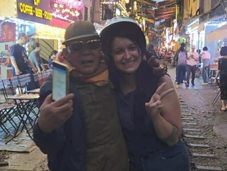 Clarissa và tài xế chụp ảnh ở phố đường tàu. Ảnh: NVCC