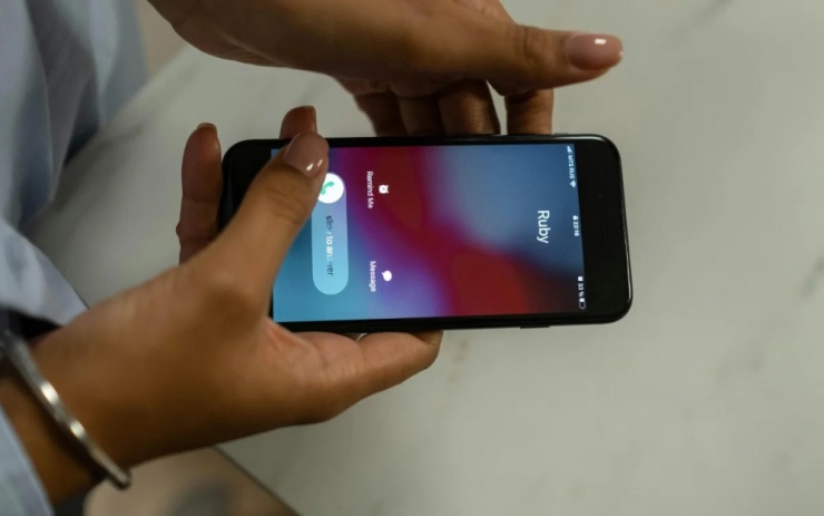 Người dùng không thể chọn từ chối cuộc gọi trên màn hình iPhone khi đang ở trạng thái khóa.