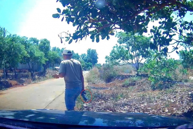 Nguyễn Mạnh Cường chuẩn bị tấn công nạn nhân bằng bình xịt hơi cay. Ảnh: N.H