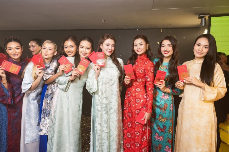 Á hậu Mook tổ chức hái lộc đầu năm cho dàn người đẹp. Nguồn clip: Mook Karnruethai Tassabut