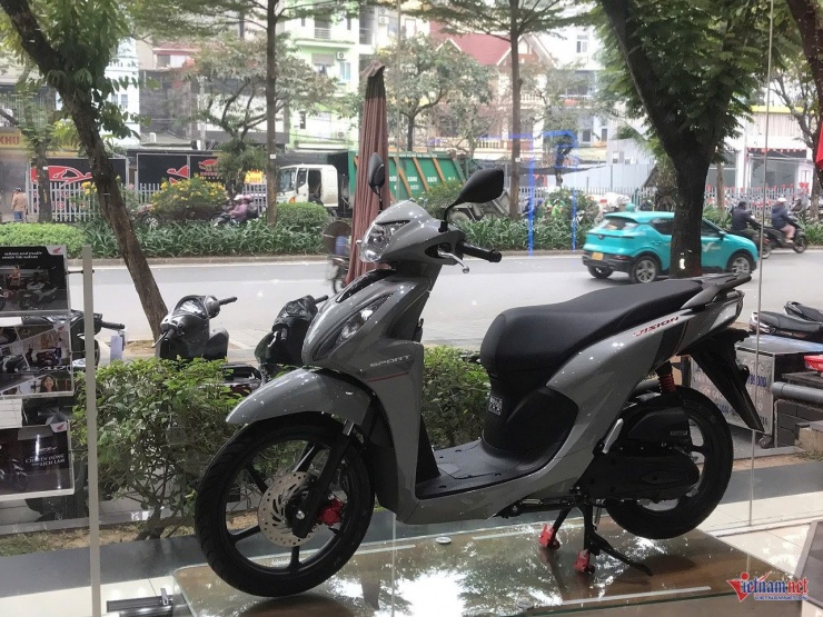 Honda Vision bản Thể thao hiện được đại lý chào bán ở mức 38-39 triệu đồng, giảm 1-2 triệu đồng so với thời điểm cận Tết (40-41 triệu đồng). Ảnh: Y Nhụy