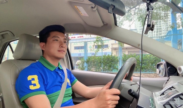 Anh Hoàng Văn Tân có gần 20 năm kinh nghiệm lái xe và đào tạo lái xe. Ảnh NVCC