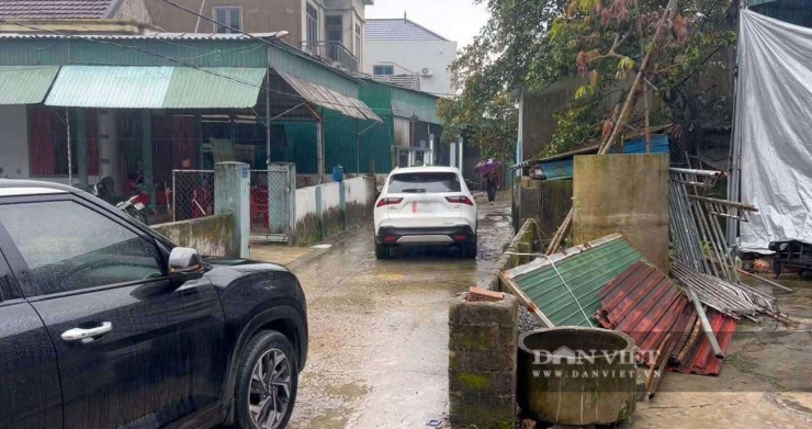 Tài xế còn dùng 2 ô tô chắn ngõ, khóa đầu, khóa đuôi xe của người đi chúc Tết. Ảnh: CTV