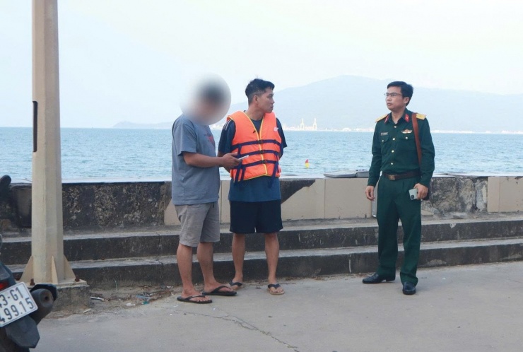 Lực lượng chức năng phát hiện người dân bay flycam trái phép.
