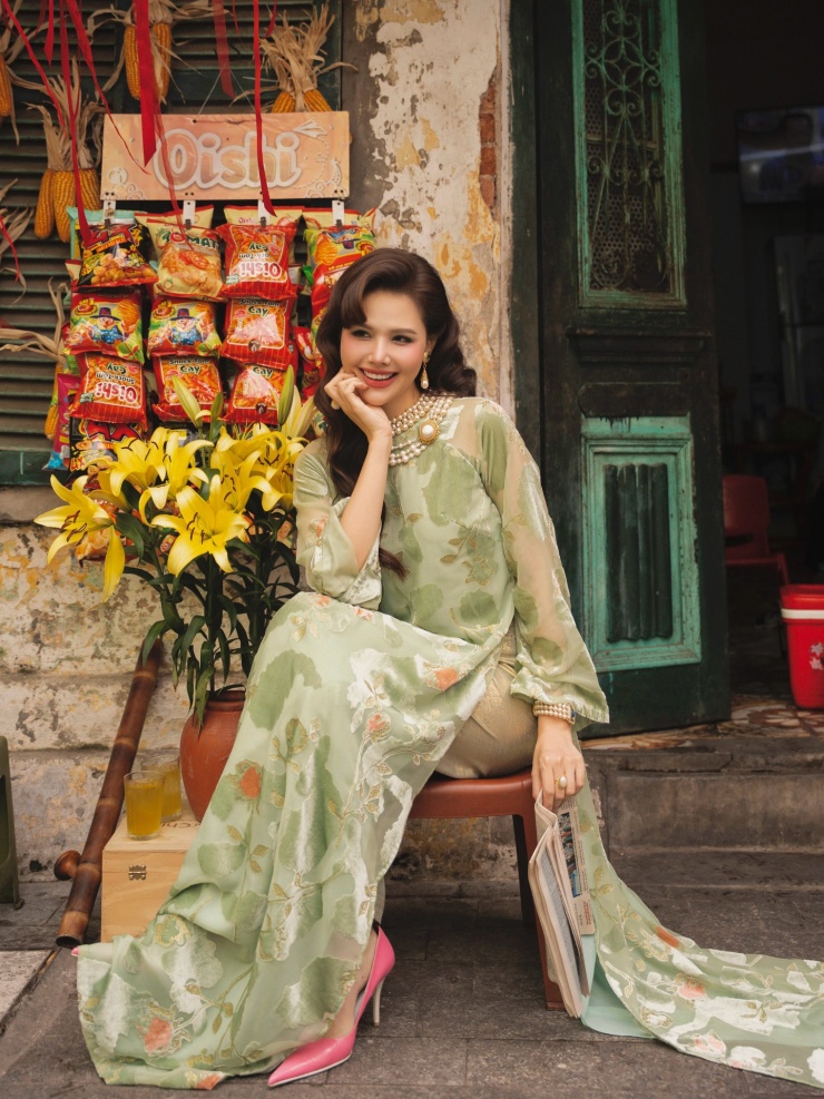 Không cần những thiết kế cầu kỳ hay đường cắt táo bạo, nữ diễn viên vẫn nổi bật nhờ thần thái dịu dàng, sang trọng đúng chất phụ nữ Hà Nội xưa.