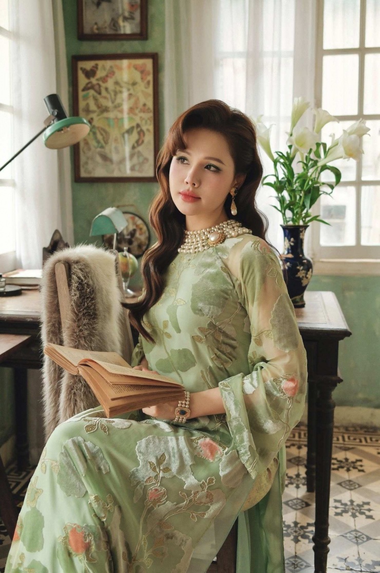 Phanh Lee từng được biết đến qua nhiều vai diễn trên màn ảnh nhỏ với hình tượng nhẹ nhàng, nữ tính. Ngoài diễn xuất, cô còn gây ấn tượng bởi phong cách sống kín tiếng, ít scandal.